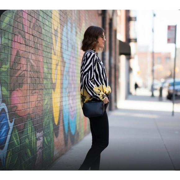 Sag Harbor Blouse, Black/White, Yellow Hibiscus. Button Down, 18 EUC✔️ - Picture 3 of 16